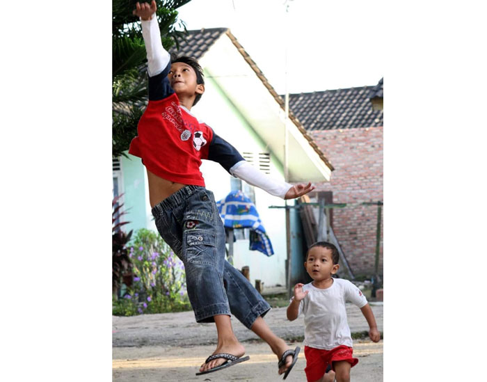 Dua orang anak saat bermain lompat dan lari belum lama ini. Kegiatan seperti ini bisa meransang perkembangan anak emosional anak.