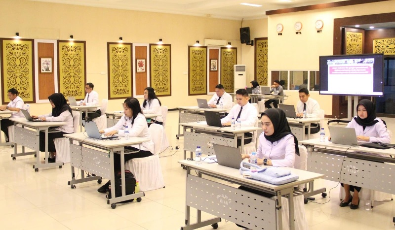 Para pejabat dan ASN Kanwil Kemenkum Riau mengikuti Pembukaan Penilaian Kompetensi serta pelaksanaan Penilaian Kompetensi Manajerial dan Sosial Kultural Tahun Anggaran 2025, Senin (24/11/2025).