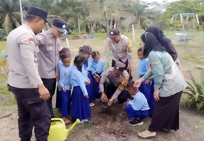 Personel Polsek jajaran Polres Rohul mengedukasi anak TK dalam giat penanam ribuan pohon serentak di satuan pendidikan sempena Peringati Hari Pohon Sedunia, Senin (24/11/2025).