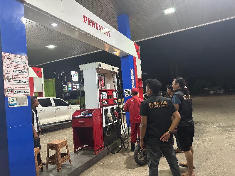 Tim Polres Inhu saat melakukan pengawasan di sejumlah SPBU untuk mengantisipasi terjadinya kelangkaan BBM, belum lama ini