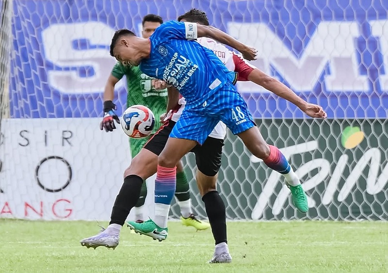 Kapten PSPS Pekanbaru Achmad Faris Ardiansyah berduel dengan pemain Garudayaksa FC saat kalah 0-1 dalam lanjutan Liga 2 di Stadion Kaharuddin Nasution, Rumbai,Senin (24/11/2025).