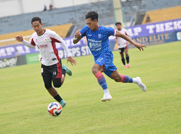 Asir Asiz saat membawa bola melewati pemain Garudayaksa FC, di Stadion Kaharuddin Nasution Rumbai Pekanbaru, Senin (24/11/2025).