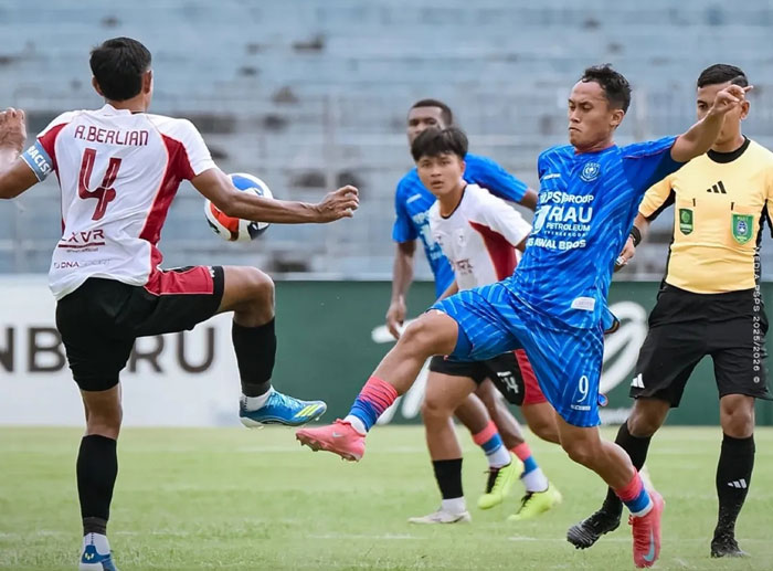 PSPS Pekanbaru vs Garudayaksa FC di Stadion Kaharuddin Nasution Rumbai Pekanbaru, Senin (24/11/2025).