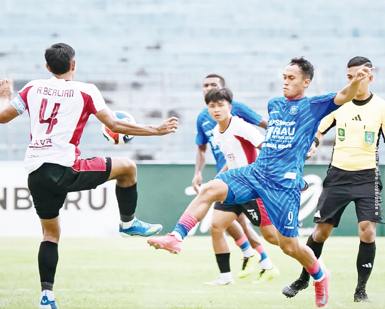 Gelandang PSPS Yudhi Aditya (kanan) berebut bola dengan pemain Garudayaksa FC A Berlian dalam laga Championship di Stadion Kaharuddin Nasution, Pekanbaru, Senin (24/11/2025).
