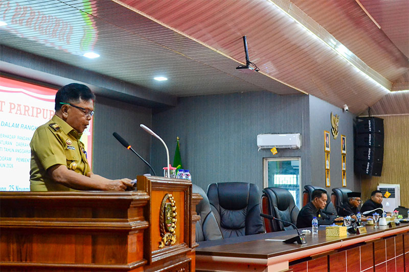 Bupati H Asmar membei jawaban terhadap pandangan fraksi tentang Nota Keuangan RAPBD 2026 di depan unsur legislatif, di Balai Sidang, Selasa (25/11/2025).