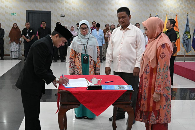 Disaksikan Rektor Unri Prof Hj Sri Indarti, Dr Odih Rhomdani Wahid (kiri) menandatangani SK pengangkatannya sebagai Dekan Fakultas Kedokteran periode 2025-2029 di Pekanbaru, Selasa (25/11/2025).