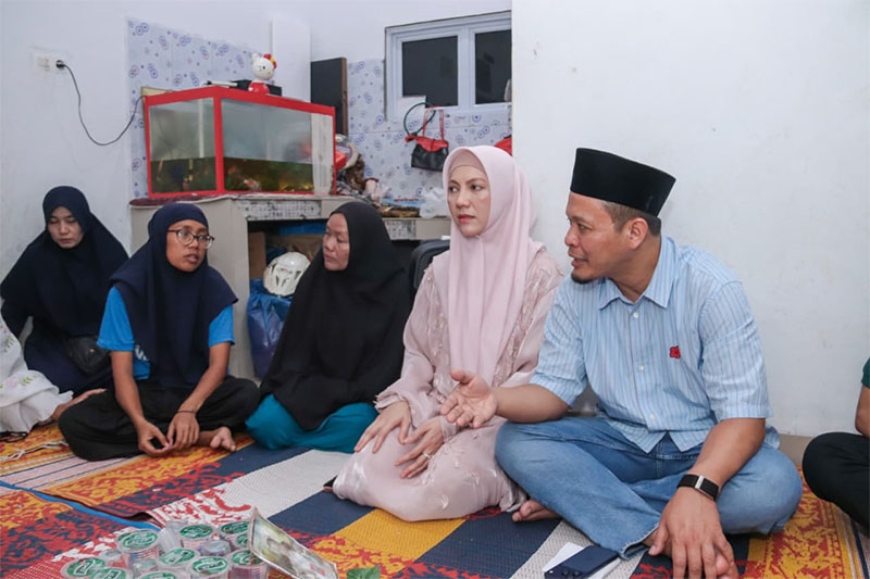 Wako Pekanbaru Agung Nugroho saat datang ke rumah almarhum MAR, Ahad (23/11/2025).