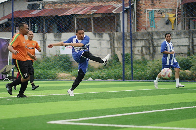 Wawako Pekanbaru Markarius Anwar menendang bola saat pertandingan Pemko melawan Disdik di turnamen Wali Kota Cup di Lapangan Mini Soccer Energy Hub Jalan Arifin Achmad Pekanbaru, Selasa (25/11/2025).