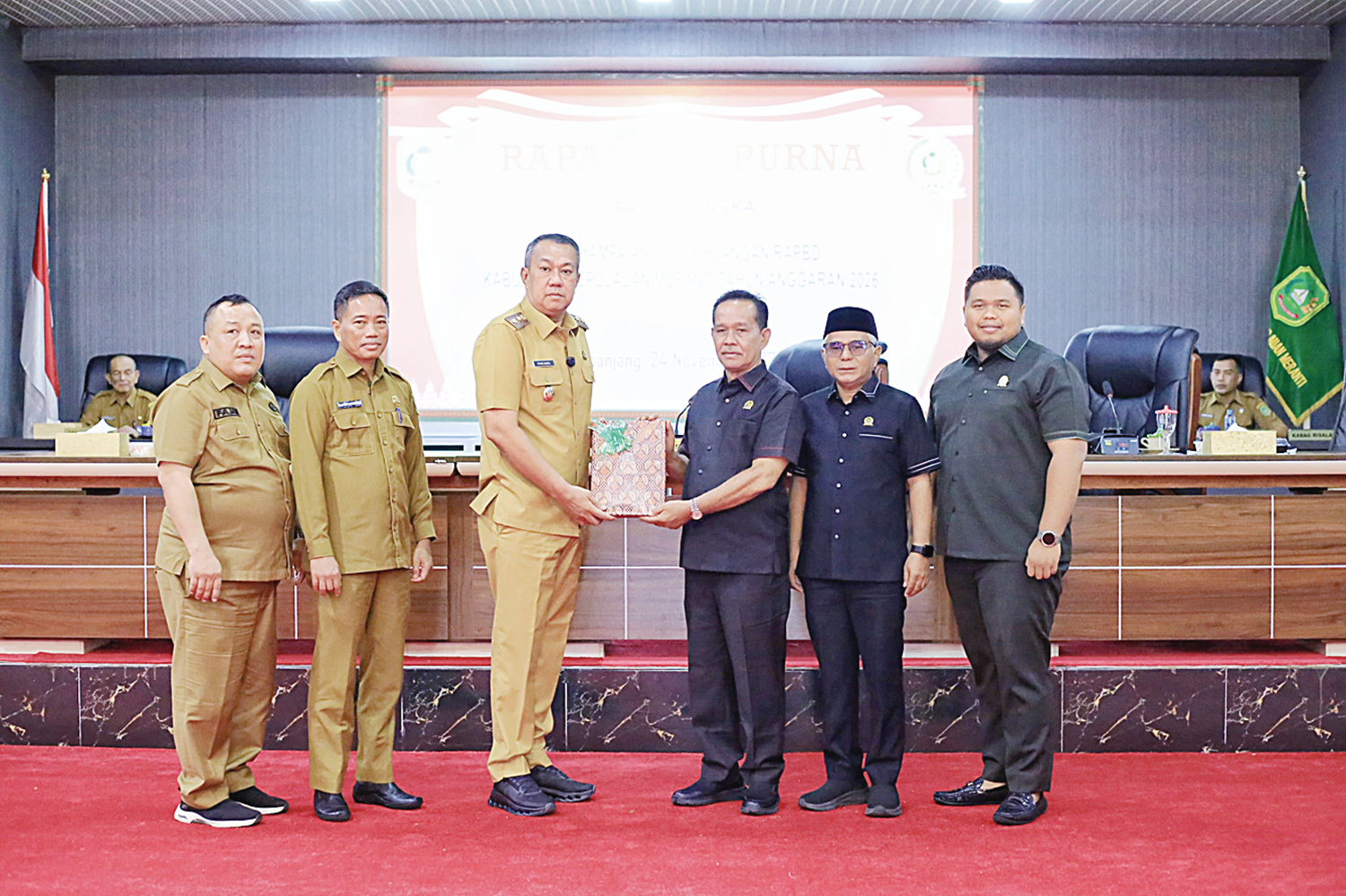 Didampingi jajaran, Wakil Bupati Kepulauan Meranti Muzamil Baharudin (tiga kiri) menyerahkan draf Nota Keuangan RAPBD 2026 kepada Ketua DPRD Kepulauan Meranti Khalid Ali bersama sejumlah unsur pimpinan di Balai Sidang DPRD Kepulauan Meranti, Jalan Dorak,