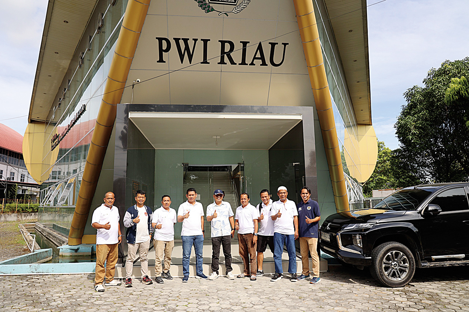 Manajemen PTPN IV Regional III foto bersama dengan pengurus dan anggota PWI Riau, beberapa waktu lalu.