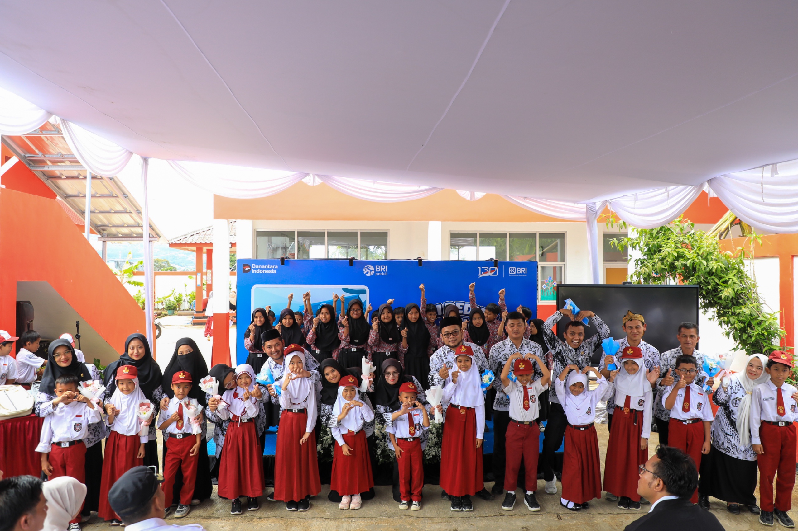 BRI Peduli gelar kegiatan peringatan Hari Guru Nasional pada 25 November 2025 dilaksanakan di SDN Sukamahi 02, Megamendung, Kabupaten Bogor, Jawa Barat
