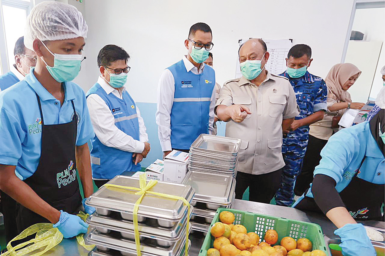 Kepala BGN, Dadan Hindayana (dua kanan) bersama Komandan Pangkalan TNI Angkatan Udara Atang Sendjaja Marsekal Pertama TNI Andy Ferdinand Picaulima (kanan), Komisaris PLN Jisman P Hutajulu (dua kiri), dan Direktur Utama PLN Darmawan Prasodjo (tengah) menin