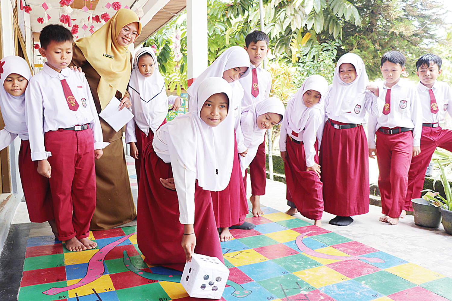Seorang guru kelas V SDN 08 Teluk Merbau, Kabupaten Siak  Rika Suyastri SPd SD bersama para siswa mencoba salah satu metode pembelajaran, baru-baru ini.