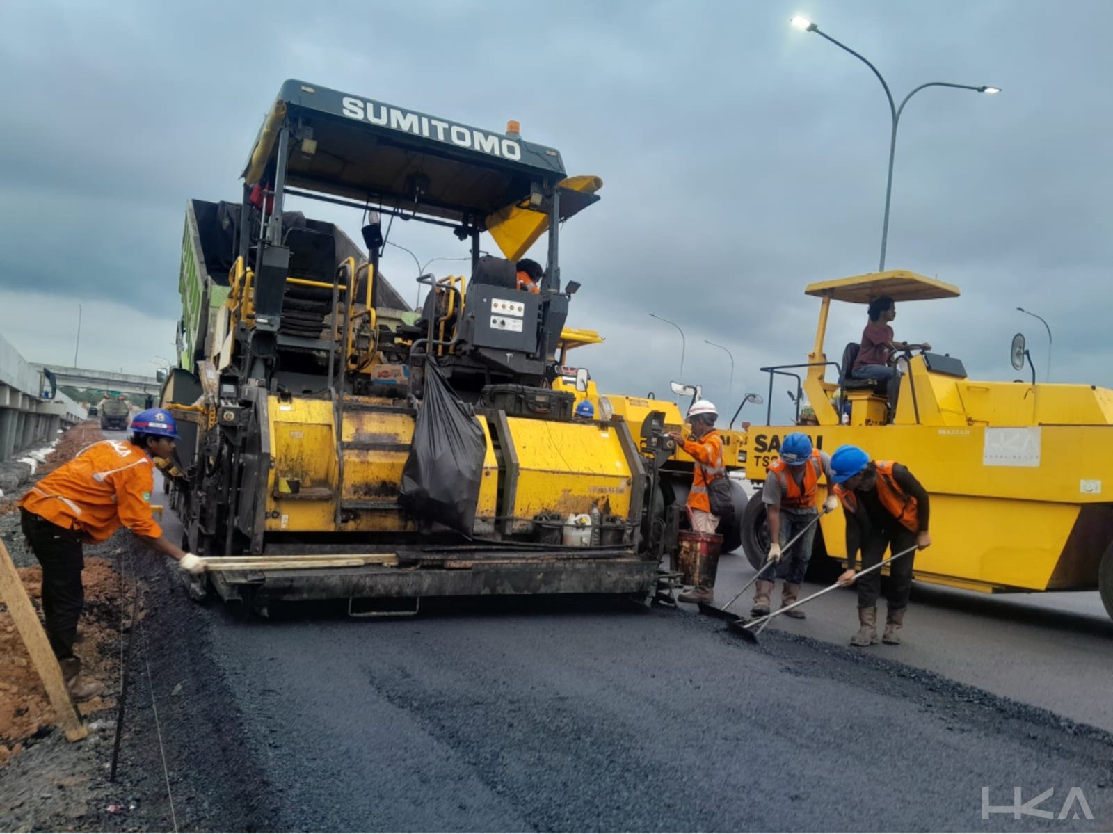 Pekerja dari PT Hakaaston sedang melakukan overlay hotmix Junction Palembang ruas Jalan Tol Trans Sumatera, pertengahan November 2025.