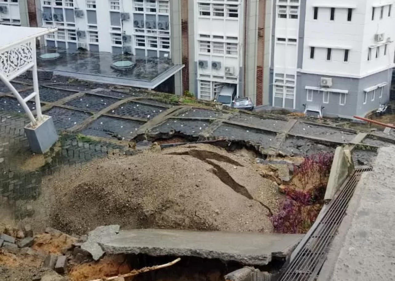 Kompleks UIN Imam Bonjol Padang diterjang longsor, menyebabkan bangunan gedung Fakultas FEBI miring, pada Selasa (25/11/2025) siang.