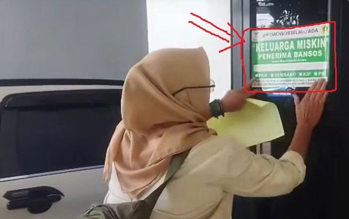 Rumah penerima bansos di Bogor yang ditempel stiker keluarga miskin punya mobil hingga videonya viral.