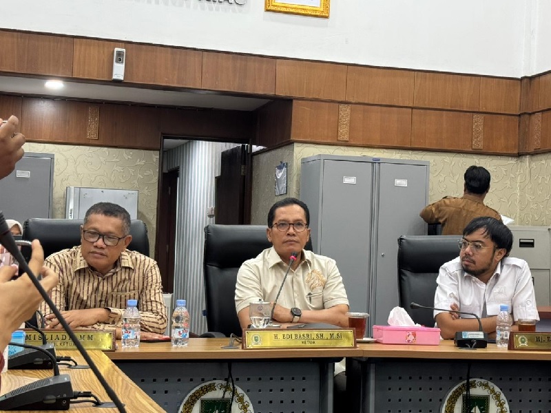 Edi Basri (tengah) didampingi Robin Hutagalung dan Ginda Burnama saat mendeklarasikan diri maju sebagai calon Ketua KONI Riau, Selasa (25/11/2025).