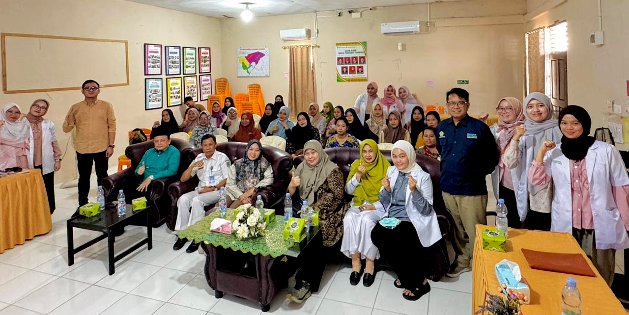 Para dokter muda FK Unri dan pembimbing foto bersama di sela-sela kegiatan sosialisasi anemia dalam kehamilan di Puskesmas Perawang, baru-baru ini.