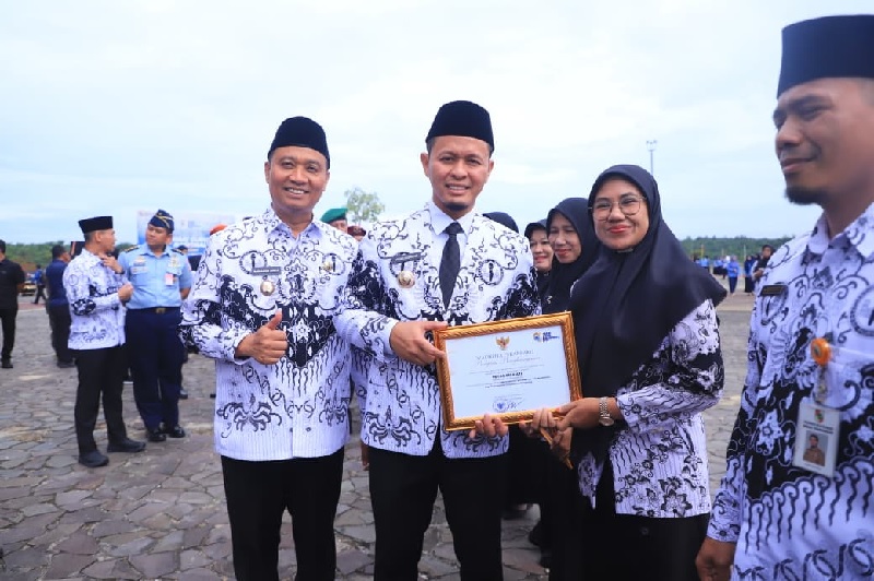 Wako Pekanbaru Agung Nugroho didampingi Wawako Pekanbaru Markarius Anwar beri penghargaan pada guru di peringatan Hari Guru Nasional, di Kantor Wali Kota Pekanbaru di Tenayan, Selasa (25/11/2025).