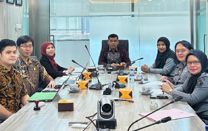 Kepala Kanwil Kemenkum Riau Rudy Pakpahan (tengah) saat menggelar rapat bersama jajaran, baru-baru ini.