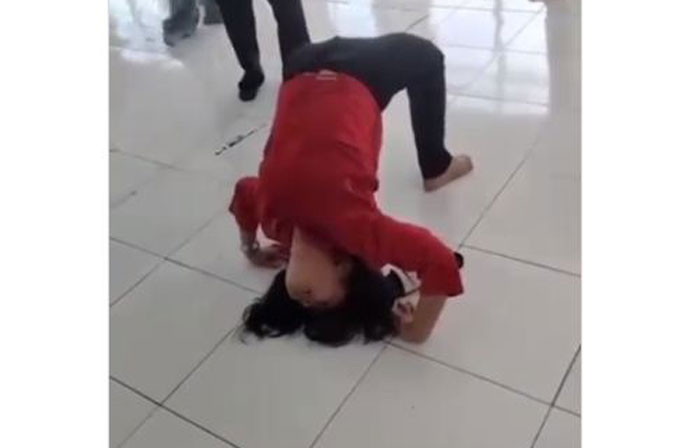 Karyawan di pabrik PT Aurora World Cianjur, Jawa Barat diduga mengalami kesurupan massal di tengah jam kerja.