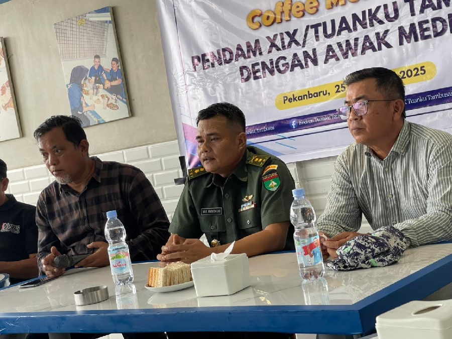 Kepala Penerangan Kodam XIX/Tuanku Tambusai Letkol MF Rangkuti memberi sambutan saat Coffe Morning dengan awak media di Thamrin Kopitiam Pekanbaru, Selasa (25/11/2025).