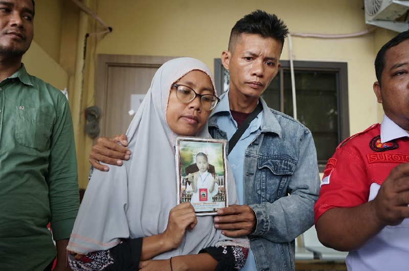 Orang tua korban perundungan resmi melaporkan kasus tersebut ke Kepolisian Resor Kota (Polresta) Pekanbaru sambil membawa foto anak mereka, Selasa (25/11/2025). )