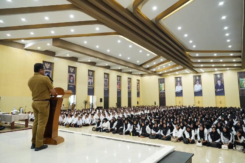 Sekda Kuansing, Zulkarnain ST MSi memberikan pembekalan kepada PPPK tahap I dan tahap II, Selasa (25/11/2025) di Gedung Abdul Rauf Telukkuantan.