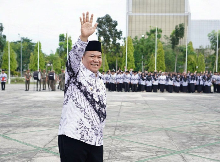Plt Gubri SF Hariyanto menyapa para guru usai apel peringatan HGN 2025 di halaman kantor gubernur Riau, Selasa (25/11/2025).