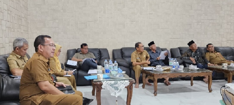 Bupati Kuansing H Suhardiman Amby dan OPD terkait membahas revisi Ranperda Masyarakat Hukum Adat (MHA) di Balai Datuk Panglimo Dalam2, Inuman, Selasa (25/11/2025).