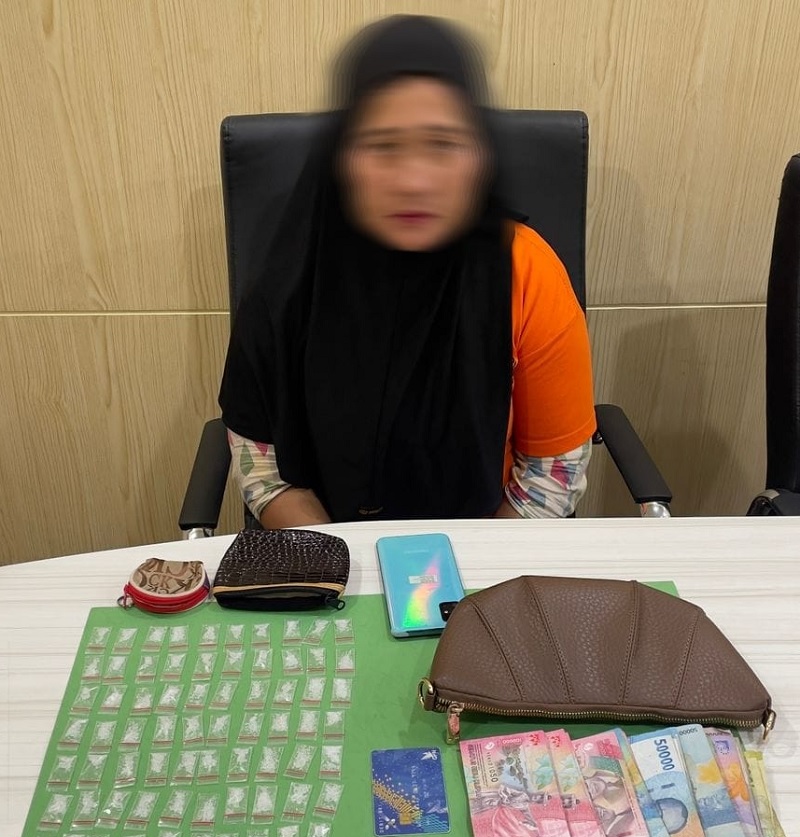 Pelaku berinisial YL alias AN (43) saat diamankan berserta barang bukti.