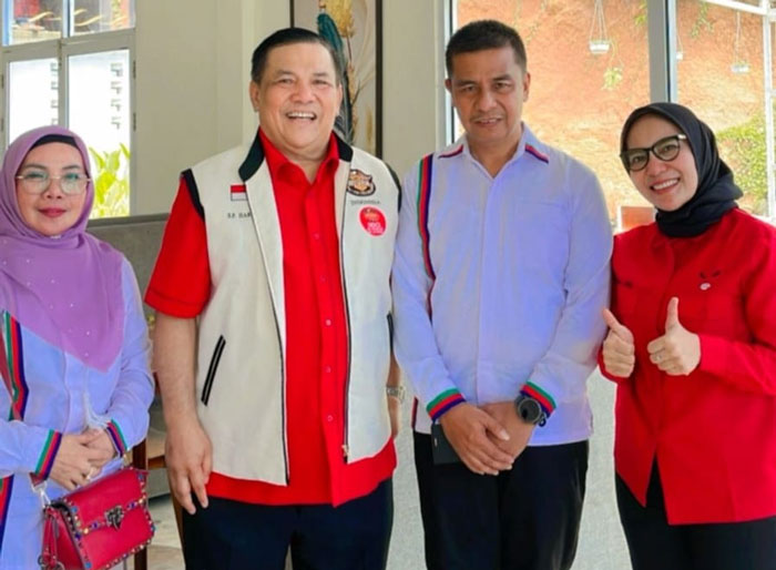 Politisi perempuan asal Kampar Triska Felly (kanan) foto bersama Pj Gubri SF Hariyanto, Bupati Kampar Ahmad Yuzar dan Wabup Misharti usai Konfercab PDIP se-Riau di Hotel Labersa, Sabtu (22/11/2025).