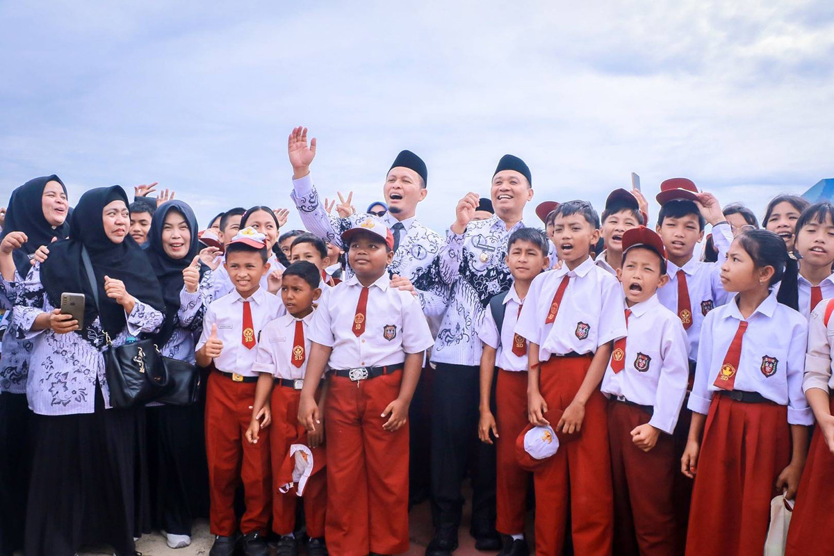 Wali Kota Pekanbaru Agung Nugroho didampingi Wakil Wali Kota Markarius Anwar membaur bersama murid SD dan guru-guru pada peringatan HGN 2025.
