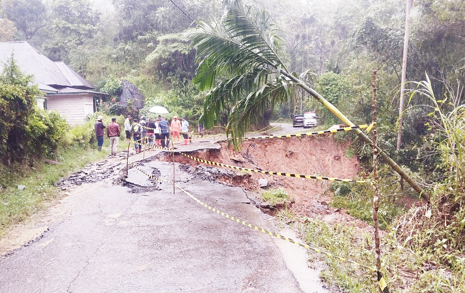 Jalan provinsi jalur Sicincin-Malalak-Balingka di Pahambatan, Balingka, Ampekkoto, Sumatera Barat longsor, Senin (24/11/2025) sore. Akibatnya akses Padang-Bukittinggi via Malalak lumpuh.