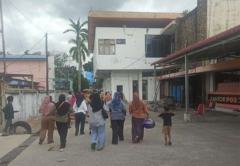Warga memadati Kantor Pos Jalan Sudirman Pekanbaru, Rabu (26/11/2025), untuk mencairkan Bantuan Langsung Tunai Kesejahteraan Rakyat (BLTS) sebesar Rp900 ribu.