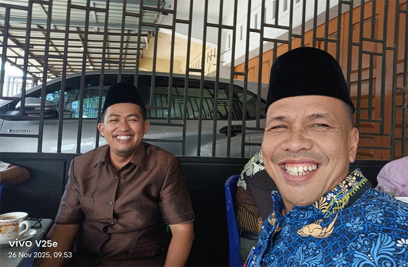 Anggota DPRD Kuansing dari PKS, Syafril ST bersama Sekretaris Dinas Kominfos Kuansing, Hevi H Antoni membahas rencana pembangunan tower BTS di Kuansing, Rabu (26/11/2025).