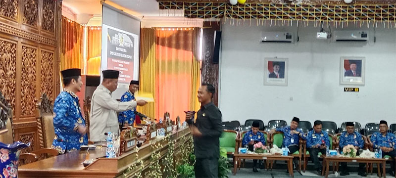 Juru bicara Fraksi Golkar, Meirizaldi menyampaikan pandangan umum anggota DPRD terhadap RAPBD 2026, Rabu (26/11/2025) di DPRD Kuansing.