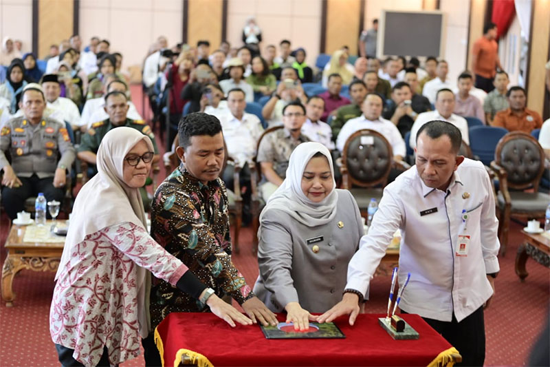 Bupati Bengkalis Kasmarni menekan tombol peluncuran Program Bengkalis Lestari di Kantor Bupati Bengkalis, Rabu (26/11/2025).