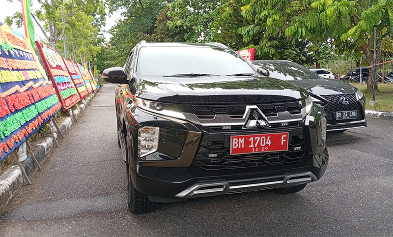 Sekda Kampar Hambali memakai mobil Pajero Sport saat pelantikan pengurus PWRI di Komplek Perkantoran Bupati Kampar, Selasa (25/11/2025).