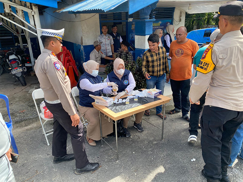 Tim gabungan Satlantas Polres Pelalawan bersama TNI, Dishub, BNN, Jasa Raharja, dan Diskes melakukan pemeriksaan kesehatan sopir angkutan umum, Rabu (26/11/2025).