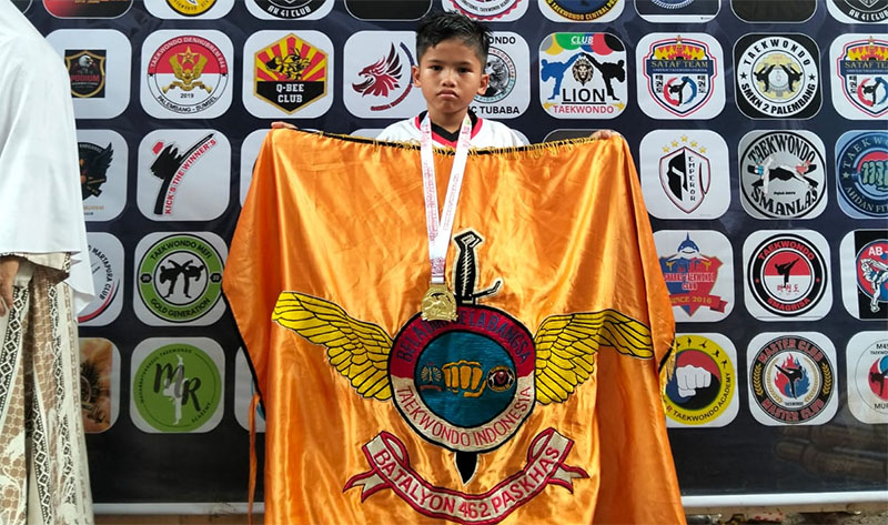 Waldan Abdillah Rafif menujunjukkan mendali emas saat mengikuti ajang Sriwijaya International Taekwondo Championship 2025 Kategori Under 24 Pracadet B.