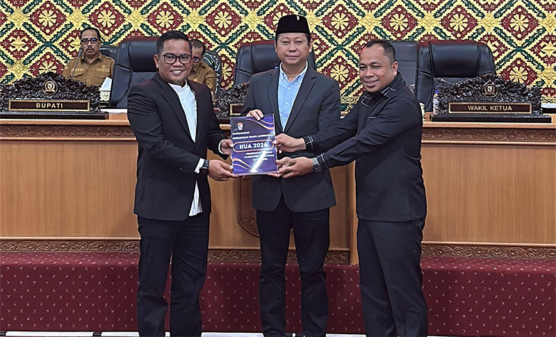Ketua DPRD Pelalawan H Syafrizal SE didampingi Wakil Ketua I, H Bahruddin SH menerima penyerahan KUA PPAS APBD Pelalawan 2026 dari Bupati H Zukri usai menggelar rapat paripurna di gedung DPRD, Senin