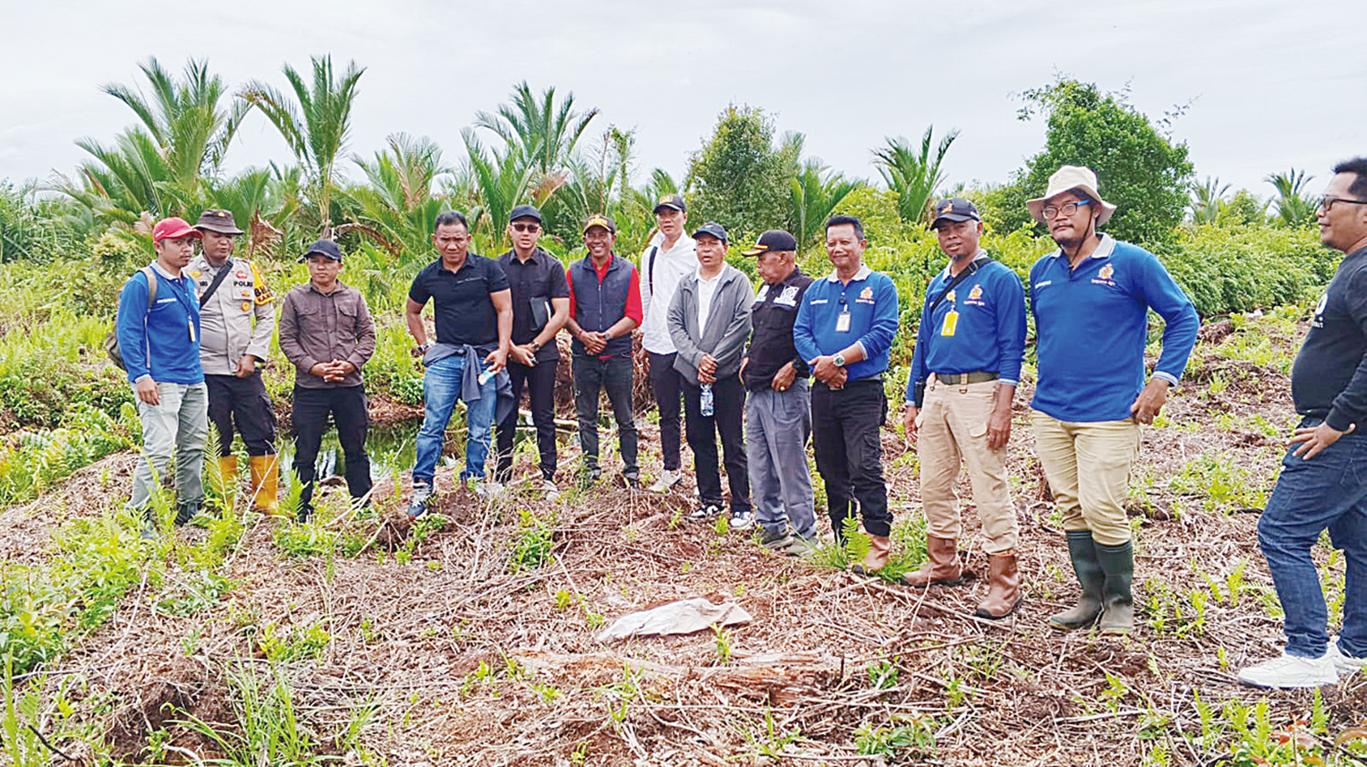 Unsur DPRD Kepulauan Meranti bersama masyarakat desa dan perwakilan PT NSP saat meninjau lokasi sebaran tanaman kehidupan, belum lama ini.
