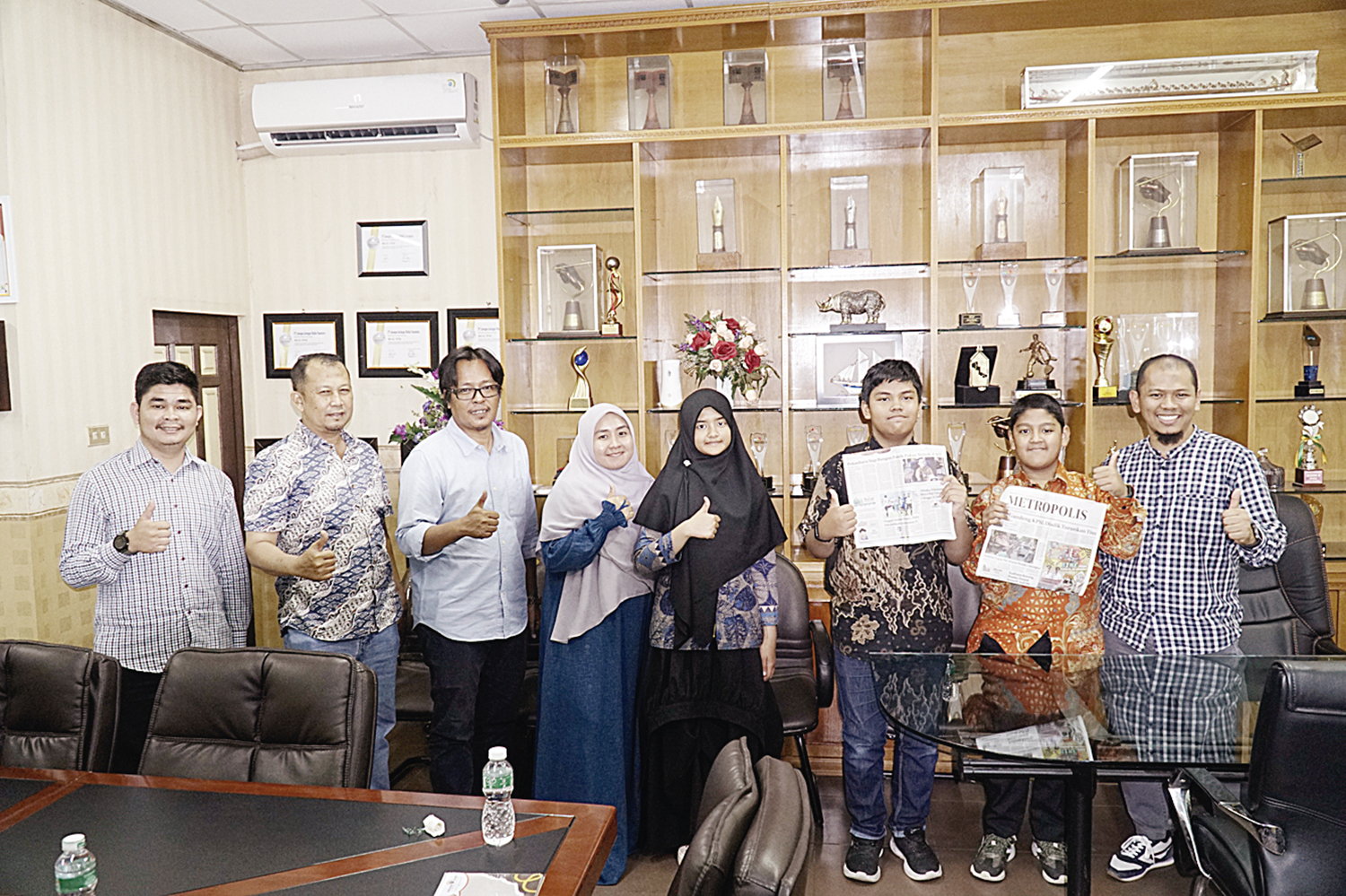 Direktur Riau Pos Firman Agus (Tiga Kiri) didamping Kordinator Iklan Riau Pos Tengku Rasmin (Dua Kiri) berfoto bersama dengan rombongan Sekolah Alam Indonesia yang dipimpin oleh Principal Sekolah Alam Indonesia (SAI), Zulheri Adha (Kanan) , yang hadir ber