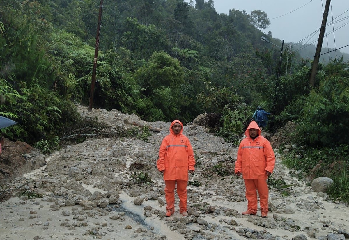Tanah longsor yang menutup sejumlah akses jalan warga di Kabupatem Tapanuli Selatan, Sumatra Utara, Selasa (25/11/2025).