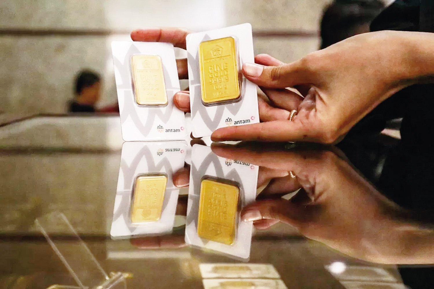 Emas batangan Antam yang diperlihatkan sebuah gerai toko emas di Jakarta, baru-baru ini.