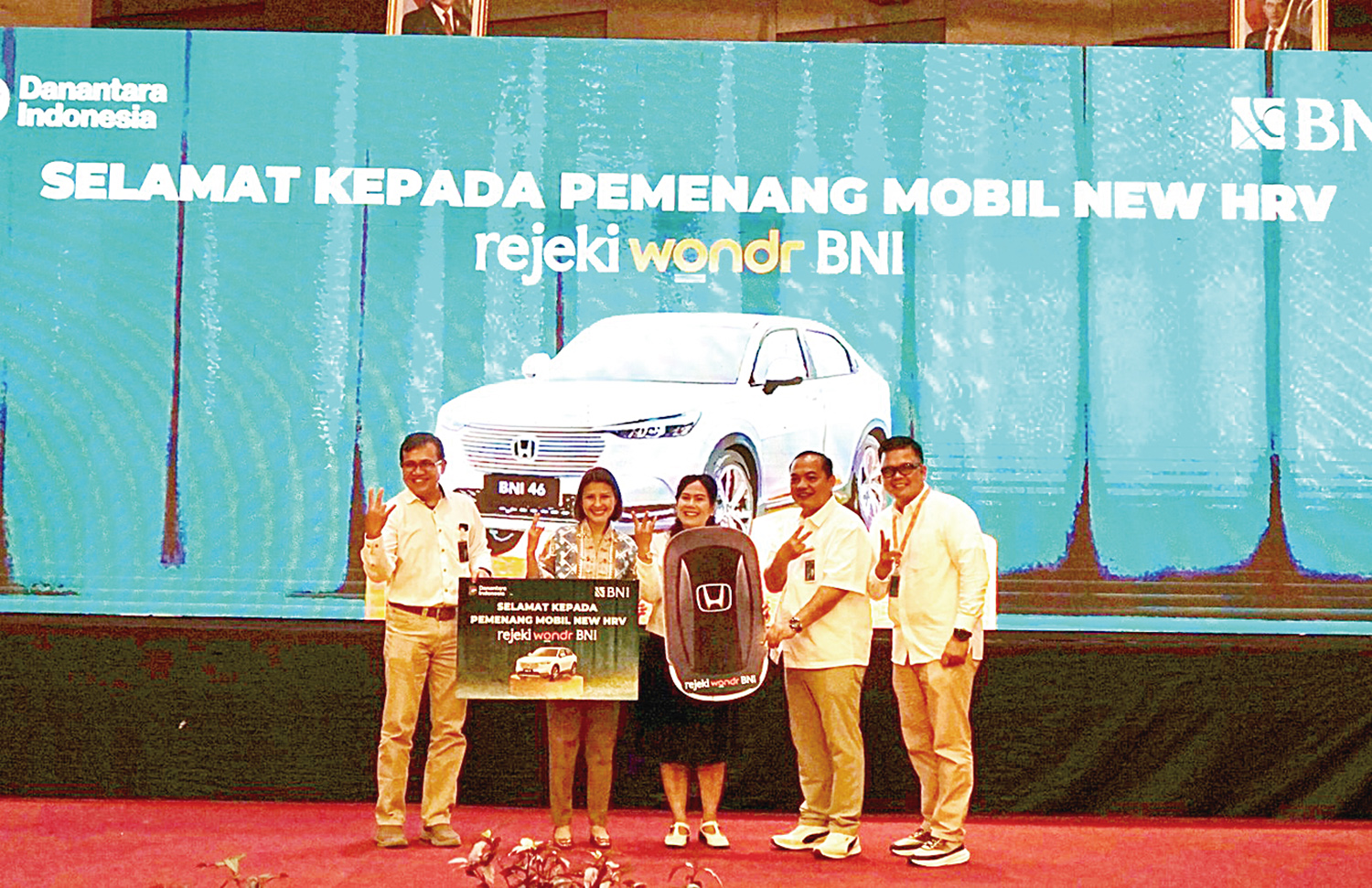 Kiri ke kanan, Pemimpin Cabang BNI Rengat Budi Ikhlasia, Direktur Network and Sales Division Rian Eriana Kaslan, pemenang hadiah utama rezeki Wondr Lenni Asnita Br Tarigan, RCEO BNI Wilayah 02 Khairul Salam, dan Area Head BNI Wilayah 02 Jeffri Dinata foto