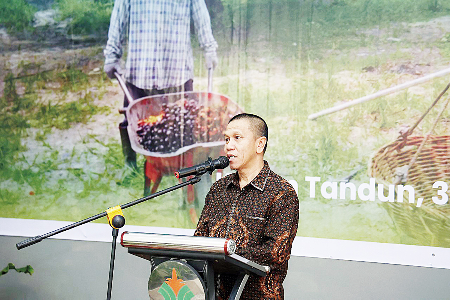 Plt Kepala Dinas Perkebunan Riau Supriadi saat memberi sambutan dalam Pelatihan Petani Plasma 2025, &ldquo;Meningkatkan Produktivitas dan Kesejahteraan Petani Kelapa Sawit&rdquo; yang berlangsung di Kebun Tandun, PTPN IV Regional III, Riau, beberapa waktu