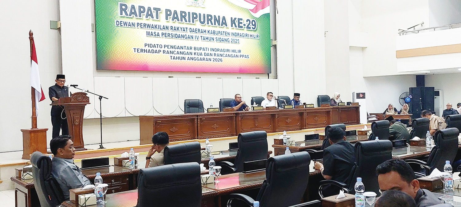 Asisten III Setdakab Inhil, Fadilah, saat membacakan pengantar penyerahan dokumen KUA-PPAS APBD 2026 di Ruang Rapat Paripurna DPRD Inhil, Senin (25/11/2025) malam.