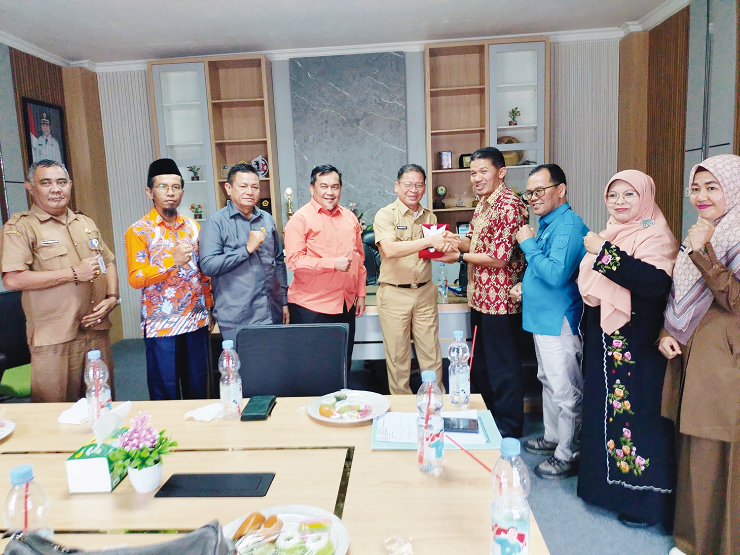 Ketua rombongan DPRD Agam Guswardi (empat kanan) memberikan cendera mata kepada Kadisdikpora Rohul H Damri Poti SSos MAP saat melakukan kunjungan studi tiru program pendidikan dan keagamaan yang diterapkan Pemkab Rohul di ruang kerja Kadisdikpora, Selasa